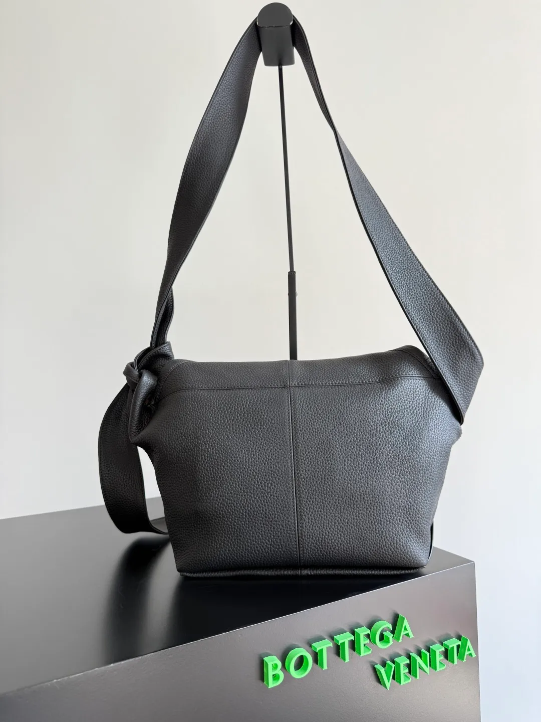 Batch 2220 Bottega Veneta small Sawyer leather model, but still light and soft, the straps can be knotted to adjust the length. Durable and large in capacity, it meets my extremely high standards for small carry-on bags. The texture of cowhide is really amazing, and it can be easily matched with both business and leisure. This bag is a Sawyer Bag that is interpreted with triangles and geometric circles👜. Its soft but indestructible appearance constitutes its fashionable beauty. You can freely adjust the length of the backpack😊No matter how complicated the world is, as long as there is a bag with you, everything will become better, and it is easy for boys and girls to control it! Style number: 815807 Size: 25*17*12cm